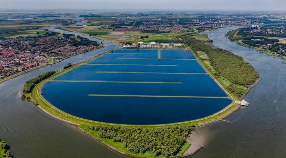 Waterbekken waarin water wordt opgeslagen