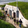 Fort van bovengezien met kinderen die rondleiding krijgen