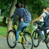 Twee fietsers op een fietspad in een park