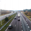 Auto's rijdend op de snelweg A50