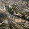 Luchtfoto toont een deel van het spoor en water in de stad Groningen