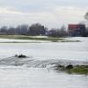 Een overstroomde rivier door extreme regen