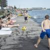 Jongeren aan het spelen en relaxen op een steiger langs het water