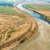 Luchtfoto van rivier met lage waterstand en droog land langs de oevers