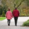 Wandelende mensen in een park Wandelende mensen in een park