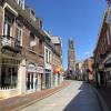 Verlaten winkelstraat met op achtergrond Martinuskerk Weert 