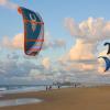 Kitesurfers op het strand