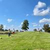 Drie kinderen spelen op een grasveld met een bal