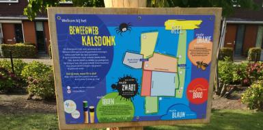 Beweegroute Kalsdonk Poster op boom geplakt met de beweegroute erop getekend