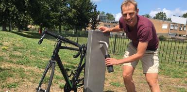 Leon van Diepen bij watertappunt